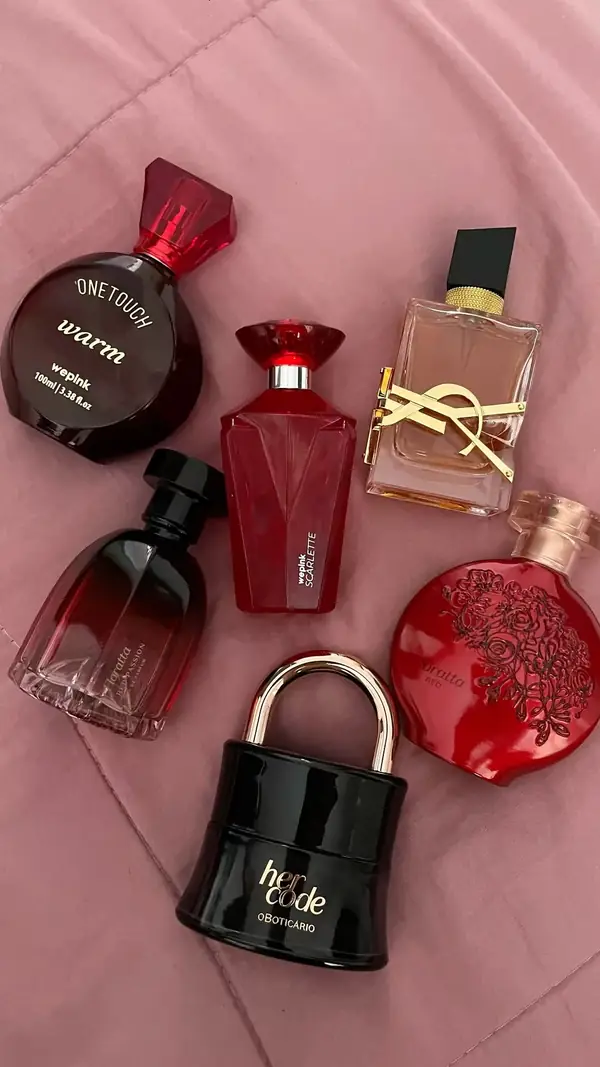 Composição de perfumes femininos, incluindo Her Code